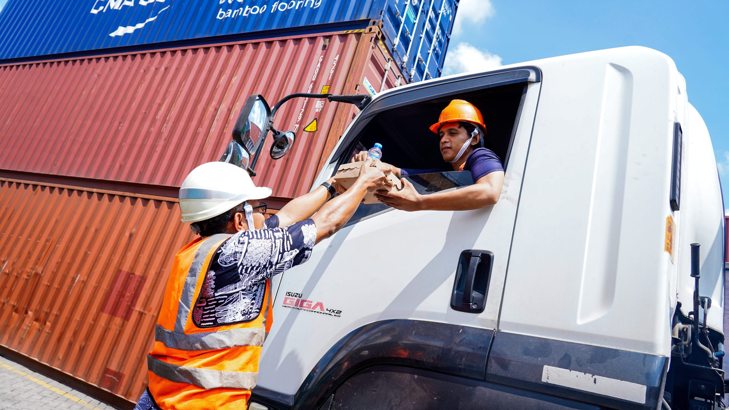 Program Pelindo Peduli,  TPS Bagikan Paket Makanan kepada Pengemudi Truk
